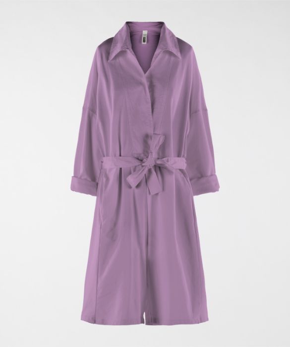 <p>Quando il colore fa la differenza: disponibile in cinque varianti cromatiche (bianco, nero, sabbia, lilla e azzurro), a seconda del colore questo outfit pu&ograve; rientrare nel novero dei look classici informali oppure delle <strong>tute eleganti sportive</strong>.<br />
Il tessuto &egrave; un morbido cotone con colletto revers a punta e ampio scollo a V, e il punto vita pu&ograve; essere accentuato regolando in vita la cintura integrata. La vestibilit&agrave; over &egrave; il tratto distintivo di Wendy Trendy, il marchio che ha fatto del size-free e dei look destrutturati e contemporanei il proprio marchio di fabbrica.</p>
